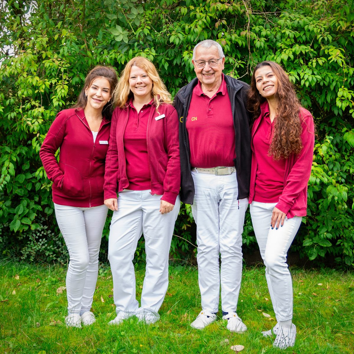 Das Praxisteam, von links: Özlem Suna, Karen Lehmann, Dr. med. Clemens Nietfeld und Polyanne Schiermann